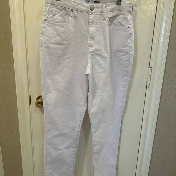 FASHION NOVA Women ‘s White 5 Pocket Style Jeans Size 11 Stretchy Material - Picture 7 of 8